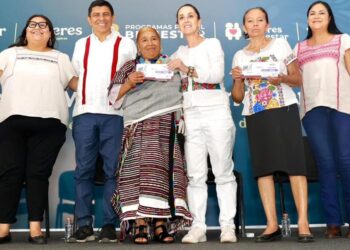 Claudia Sheinbaum entrega tarjeta Mujeres Bienestar en Oaxaca