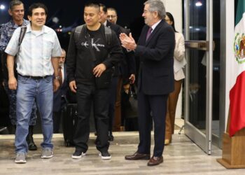 Juan Ramón de la Fuente recibe en el AICM a Marcos Gómez Jerez y Arturo Alberto Zacarías Meza, dos marinos mexicanos secuestrados por hutíes en Yemen. AMEXI/Foto: Cortesía SRE