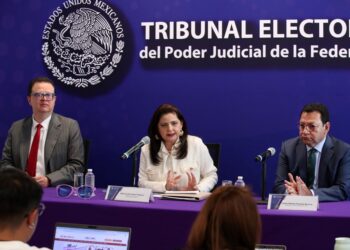 La presidenta del TEPJF, Mónica Soto Fregoso, con los magistrados Felipe de la Mata y Felipe Fuentes.