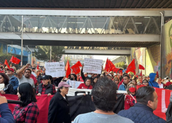 Trabajadores del Colegio de Bachilleres integrantes del SINTCB en manifestación sobre la Calzada Tlalpan