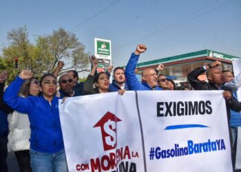 Panistas de la CDMX clausuran gasolinera por precios altos
