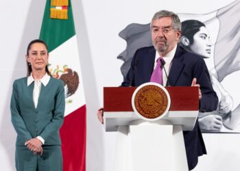 El titular de la SRE, Juan Ramón de la Fuente precisa que los migrantes mexicanos no están solos.