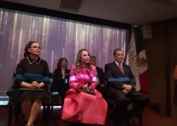 Al centro, Sonia Garza González, presidenta de la AMMJE.