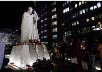 Modifican tratamiento del Papa Francisco por cuadro de pulmonía