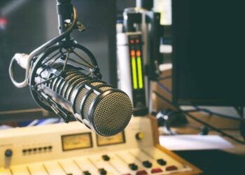 La radio en el país acompaña a los mexicanos desde 1920.