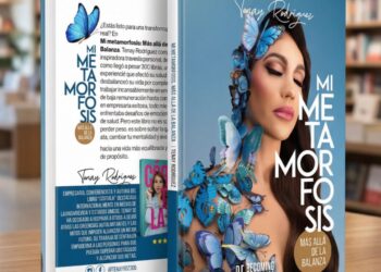 Tenay Rodríguez sostiene su libro “Mi Metamorfosis: Más allá de la balanza”, donde comparte su historia de transformación personal y bienestar.
