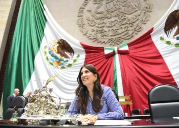 Propone Kenia López que el nombre oficial del país sea México