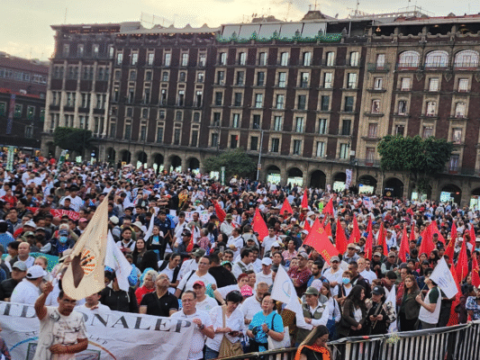 Concentración masiva de trabajadores en el Zócalo de la Ciudad de México para asistir a un mitin