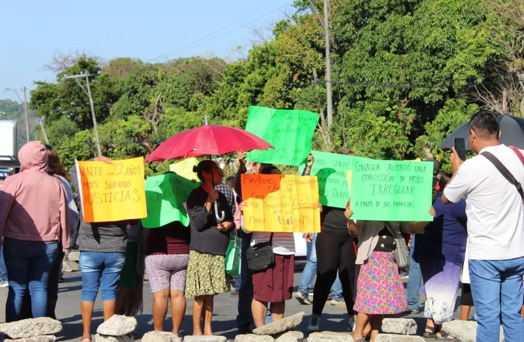 Ejidatarios de cascada del Salto de Eyipantla bloquean carretera en San Andrés Tuxtla, Veracruz