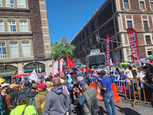 Elementos de concertación política del gobierno de la CDMX retuvieron el ingreso de la ANUEE al Zócalo por más de 1 hora