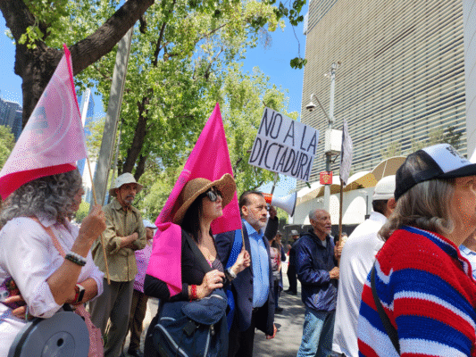 Grupos ultraderechistas de la marea rosa reaparecen en protesta en el Senado de la República