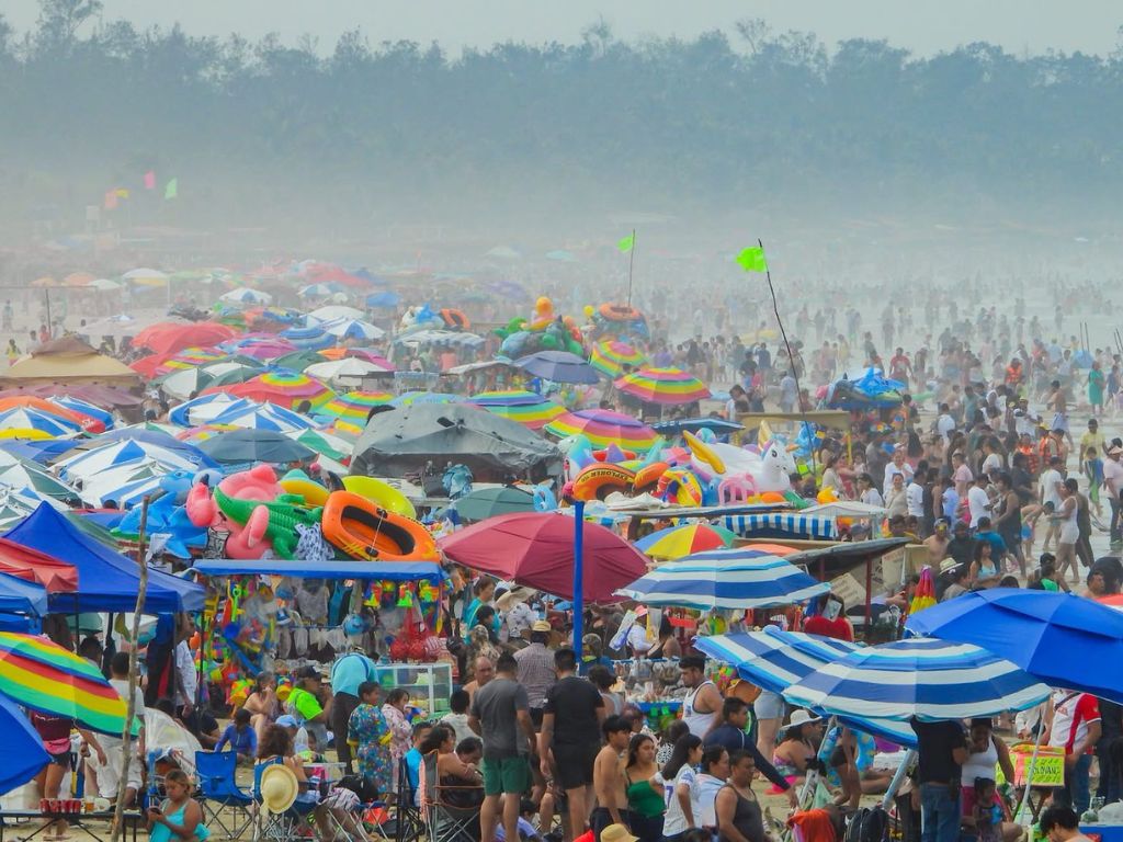 Playa veracruzana atiborrada de turistas en Semana Santa