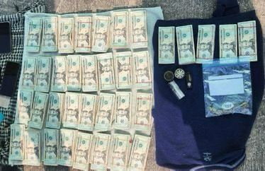 Durante la revisión, elementos de la Guardia Nacional localizaron al menos 37 paquetes con billetes de 20 dólares.