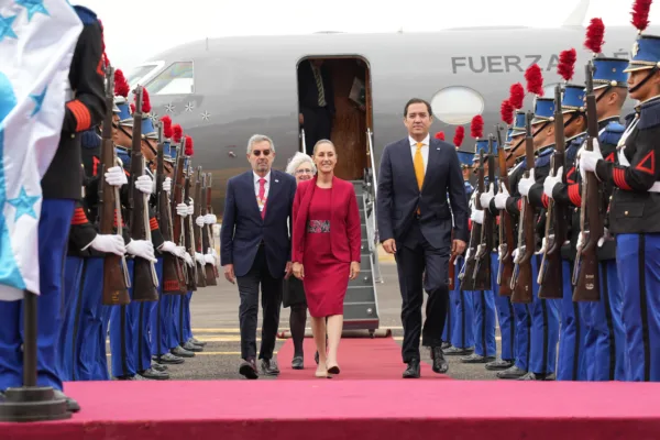 Llega presidenta Claudia Sheinbaum a la  Cumbre de la CELAC, en Honduras