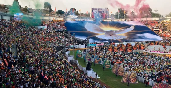 La primera actividad del día se llevó a cabo en el estadio Venustiano Carranza, donde más de 20 mil consagrados, seminaristas y religiosas escucharon al Papa oficiar una misa.