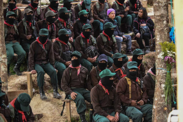 En un espacio acondicionado para recibir a visitantes nacionales e internacionales, Moisés destacó que el arte capitalista promueve la muerte, destruye la naturaleza y domina a los pueblos.