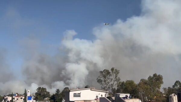 El AICM informó que, pese a la cercanía del incendio con sus instalaciones, las operaciones aéreas continúan con normalidad y bajo constante monitoreo