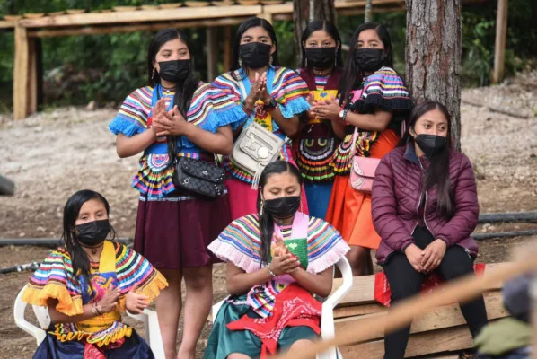 Invitó a los presentes a pensar en un día sin capitalismo, un futuro donde las comunidades definan su destino a través de la práctica del "común", un concepto que el EZLN está desarrollando como alternativa al sistema actual.