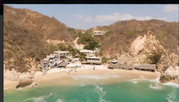 En estas costas, el fuerte oleaje es perfecto para practicar surf, mientras que los visitantes también pueden disfrutar de playas vírgenes y una rica biodiversidad.