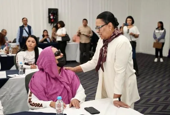 Durante el encuentro con colectivos, la titular de Segob, Rosa Icela Rodríguez expresó: “Si hacemos un buen trabajo, podemos llegar a acuerdos que nos lleven a buscar la verdad, la justicia y la no impunidad en aquellos casos en donde se haya cometido algún delito”.