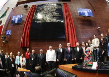 Senado devela en letras de oro leyenda a favor de los maestros