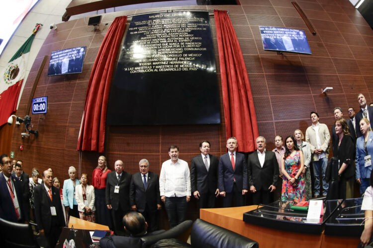 Senado devela en letras de oro leyenda a favor de los maestros