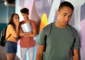 Legisladores y especialistas plantean incluir prevención del acoso y la violencia en programas educativos en escuelas del país.