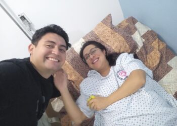 Madre y bebé reciben atención por parto en un automóvil.