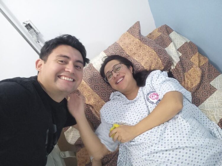 Madre y bebé reciben atención por parto en un automóvil.