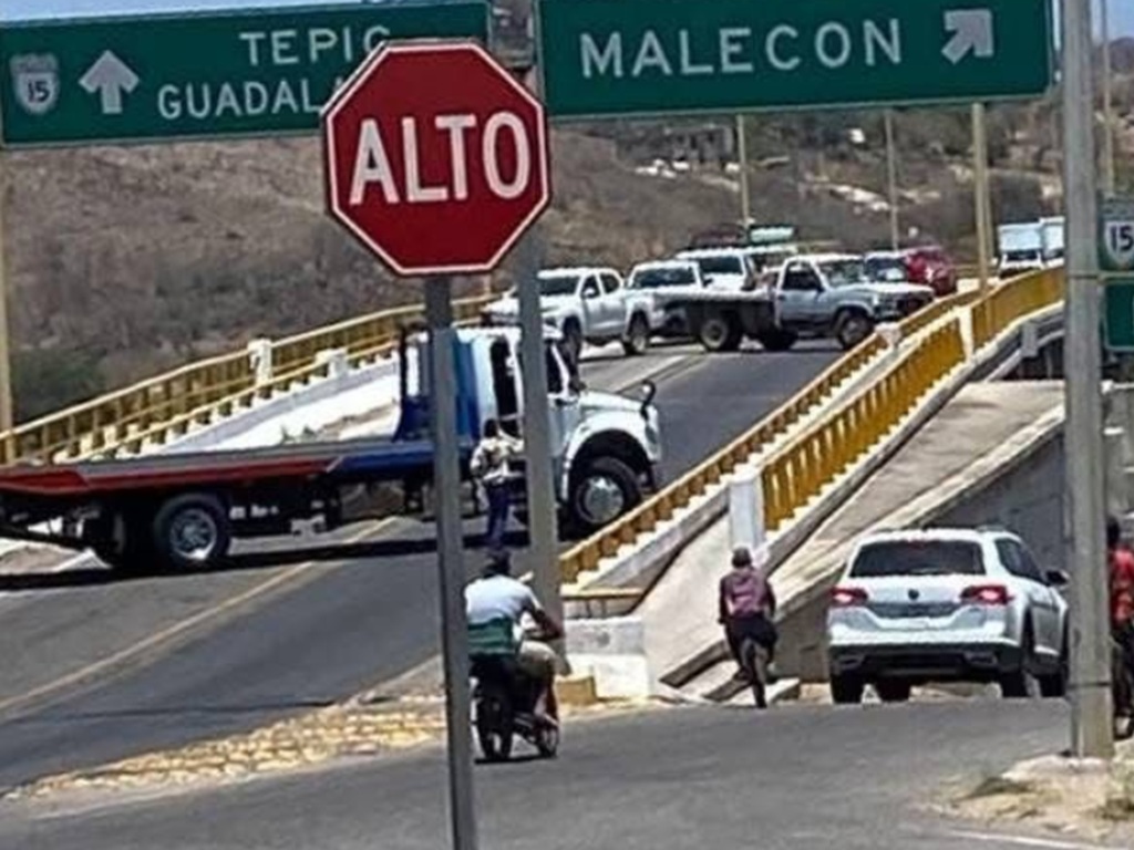 Bloqueo en la carretera México 15.