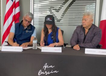 Canacar y otros organismos en Tijuana firman convenio para cursos obligatorios de inglés para transportistas