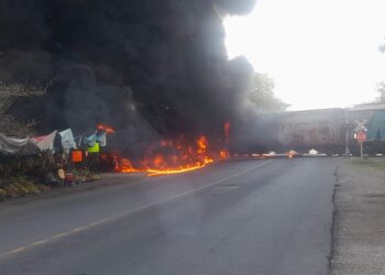 Choque entre pipa de combustible y tren en Tierra Blanca, Veracruz, deja tres personas sin vida
