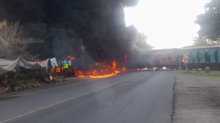 Choque entre pipa de combustible y tren en Tierra Blanca, Veracruz, deja tres personas sin vida