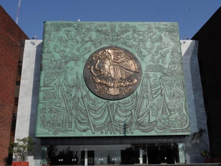 Condenan legisladores mexicanos la intención de cobrar impuestos a las remesas.