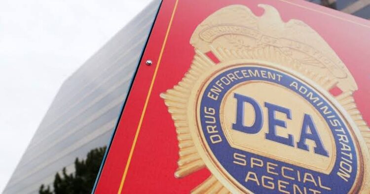 La DEA advierte sobre la creciente amenaza de los cárteles mexicanos a Estados Unidos en su informe anual.