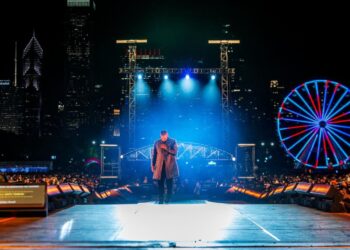 El ícono de la música urbana Don Omar reafirmó su estatus como leyenda viva del reguetón con una presentación explosiva en el escenario principal del Festival Sueños, en Chicago, donde miles de fanáticos corearon cada uno de sus éxitos en una noche cargada de emoción y nostalgia. Con un repertorio que incluyó himnos como “Danza Kuduro”, “Pobre Diabla”, “Dile” y “Salió el Sol”, el artista puertorriqueño ofreció ayer un espectáculo vibrante que encendió al público de principio a fin. Su actuación fue uno de los momentos más destacados del festival, que una vez más se posicionó como uno de los principales encuentros de música latina en Estados Unidos. “El público de Chicago siempre ha tenido una vibra especial. Ayer vivimos una noche mágica. Gracias a todos los que hicieron de este show algo inolvidable”, expresó Don Omar tras su paso por el festival, evidenciando la conexión única que mantiene con su audiencia. La participación del reguetonero era una de las más esperadas de la edición 2024 del Festival Sueños, y no defraudó: superó las expectativas con una puesta en escena poderosa, un dominio escénico intacto y un repertorio que recordó por qué Don Omar sigue siendo una figura clave en la historia del género urbano.