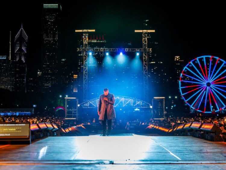 El ícono de la música urbana Don Omar reafirmó su estatus como leyenda viva del reguetón con una presentación explosiva en el escenario principal del Festival Sueños, en Chicago, donde miles de fanáticos corearon cada uno de sus éxitos en una noche cargada de emoción y nostalgia. Con un repertorio que incluyó himnos como “Danza Kuduro”, “Pobre Diabla”, “Dile” y “Salió el Sol”, el artista puertorriqueño ofreció ayer un espectáculo vibrante que encendió al público de principio a fin. Su actuación fue uno de los momentos más destacados del festival, que una vez más se posicionó como uno de los principales encuentros de música latina en Estados Unidos. “El público de Chicago siempre ha tenido una vibra especial. Ayer vivimos una noche mágica. Gracias a todos los que hicieron de este show algo inolvidable”, expresó Don Omar tras su paso por el festival, evidenciando la conexión única que mantiene con su audiencia. La participación del reguetonero era una de las más esperadas de la edición 2024 del Festival Sueños, y no defraudó: superó las expectativas con una puesta en escena poderosa, un dominio escénico intacto y un repertorio que recordó por qué Don Omar sigue siendo una figura clave en la historia del género urbano.