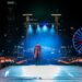 El ícono de la música urbana Don Omar reafirmó su estatus como leyenda viva del reguetón con una presentación explosiva en el escenario principal del Festival Sueños, en Chicago, donde miles de fanáticos corearon cada uno de sus éxitos en una noche cargada de emoción y nostalgia. Con un repertorio que incluyó himnos como “Danza Kuduro”, “Pobre Diabla”, “Dile” y “Salió el Sol”, el artista puertorriqueño ofreció ayer un espectáculo vibrante que encendió al público de principio a fin. Su actuación fue uno de los momentos más destacados del festival, que una vez más se posicionó como uno de los principales encuentros de música latina en Estados Unidos. “El público de Chicago siempre ha tenido una vibra especial. Ayer vivimos una noche mágica. Gracias a todos los que hicieron de este show algo inolvidable”, expresó Don Omar tras su paso por el festival, evidenciando la conexión única que mantiene con su audiencia. La participación del reguetonero era una de las más esperadas de la edición 2024 del Festival Sueños, y no defraudó: superó las expectativas con una puesta en escena poderosa, un dominio escénico intacto y un repertorio que recordó por qué Don Omar sigue siendo una figura clave en la historia del género urbano.