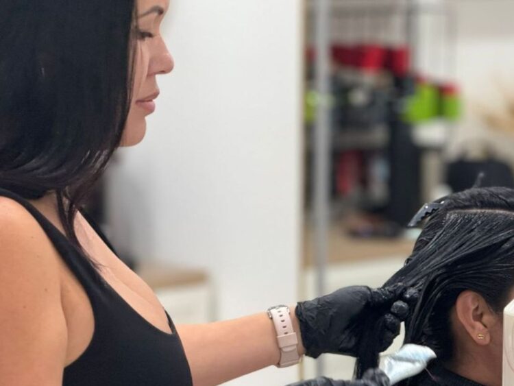 Al alisar e hidratar el cabello hay que elegir siempre la keratina “buena”, señala experta