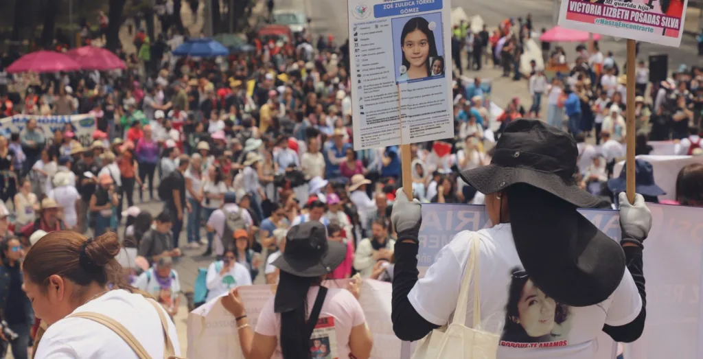 En la glorieta del Ángel de la Independencia. Fin al pacto de impunidad, demandan Madres buscadoras al gobierno de México.
