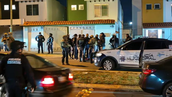 Como parte de las investigaciones, agentes ministeriales lograron ubicar una motocicleta sin placas y una camioneta Ford Bronco con placas LTZ755C que habrían participado en la agresión.