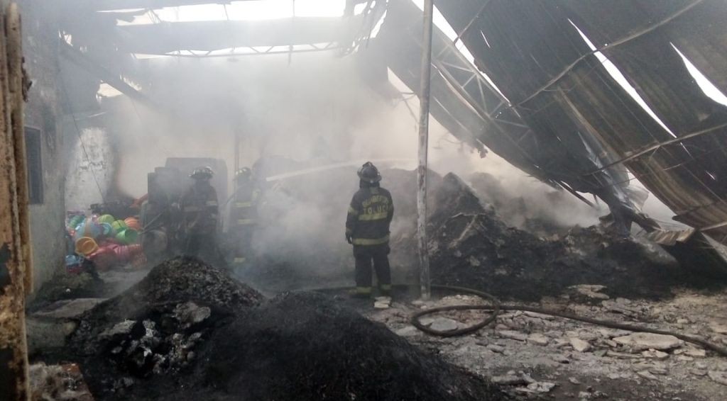 Incendio en bodega de plásticos de Toluca, Bomberos remueven escombros