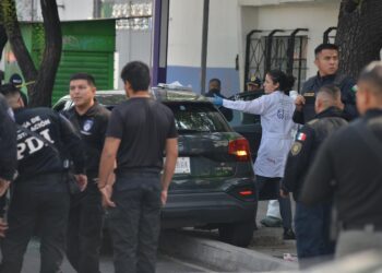 Peritos capitalinos realizan labores en el lugar donde fueron asesinados Ximena Guzmán, secretaria particular de Clara Brugada, y su asesor José Muñoz.
