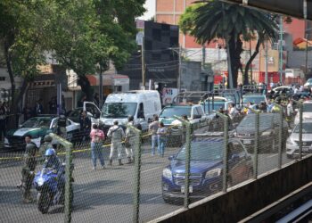 Peritos capitalinos realizan labores en el lugar donde fueron asesinados Ximena Guzmán, secretaria particular de Clara Brugada, y su asesor José Muñoz. Duelo de estrategias