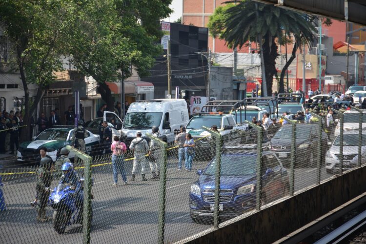 Peritos capitalinos realizan labores en el lugar donde fueron asesinados Ximena Guzmán, secretaria particular de Clara Brugada, y su asesor José Muñoz. Duelo de estrategias
