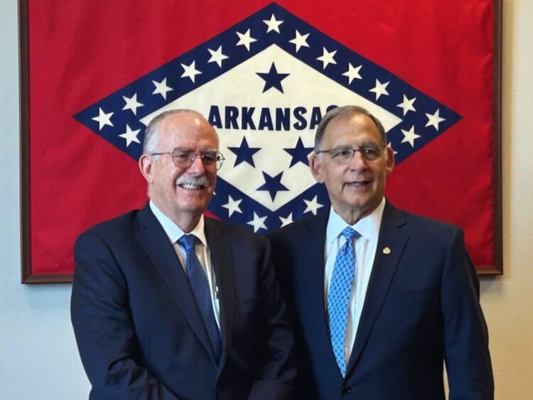 Julio Berdegué con el presidente del Comité de Agricultura del Senado, John Boozman. En defensa del jitomate mexicano.