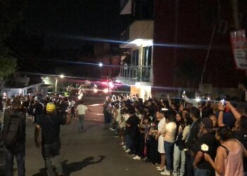 La cadete América Yamileth Sánchez Hernández fue recibida con flores blancas por amigos y familiares