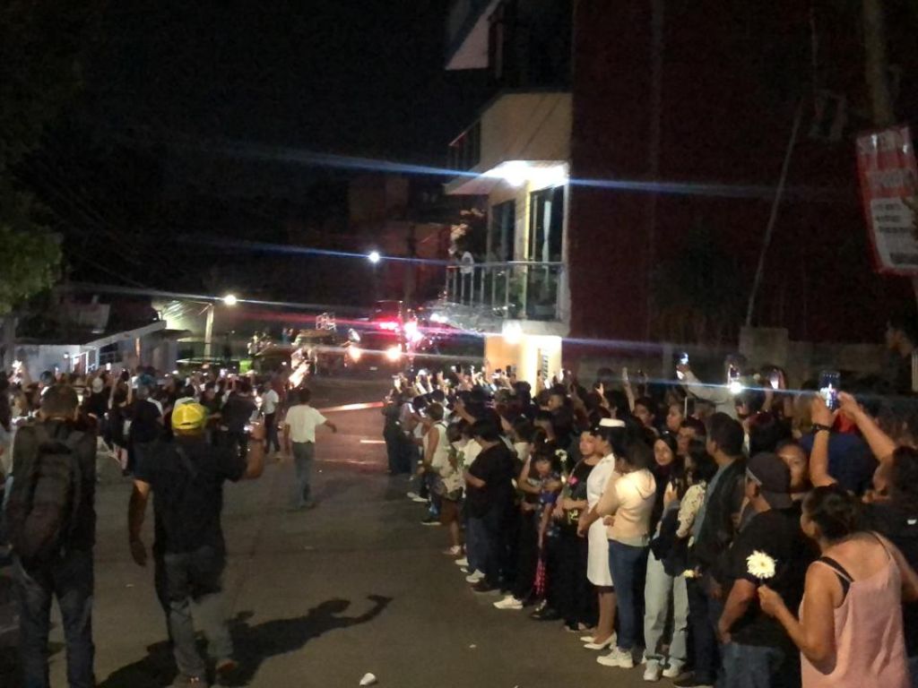 La cadete América Yamileth Sánchez Hernández fue recibida con flores blancas por amigos y familiares