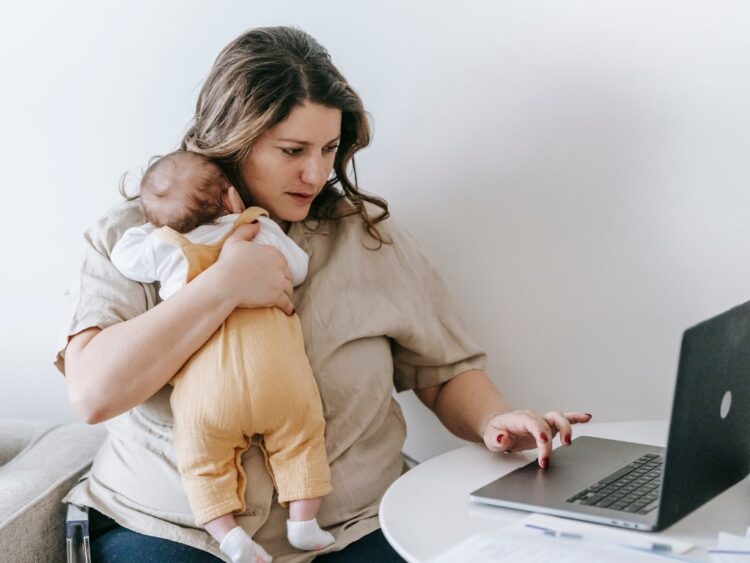 En México se castiga a las mujeres por maternidad con salarios 40% menores: UNAM