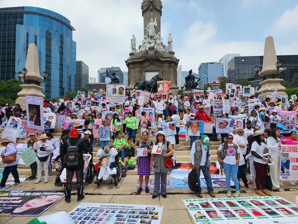 Madres buscadoras en la glorieta del Ángel de la Independencia. Demandan al gobierno mexicano romper el pacto de impunidad con el crimen organizado.